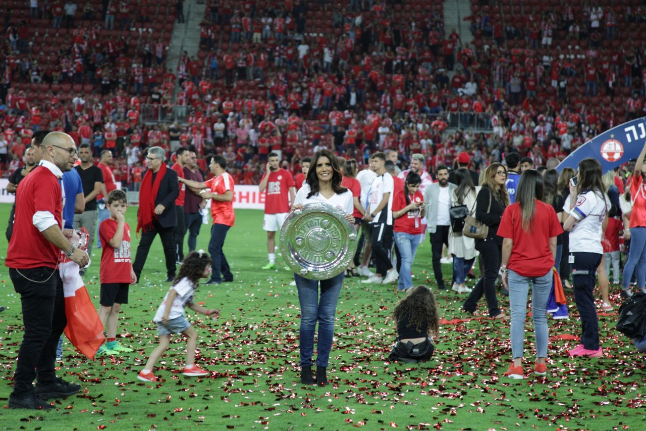 אלונה ברקת והצלחת. בתיאבון, מאמי... (צילום: אסף חיימוביץ')